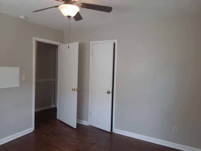 Building Photo - 4 Bedroom 2 Bath Move In Ready!