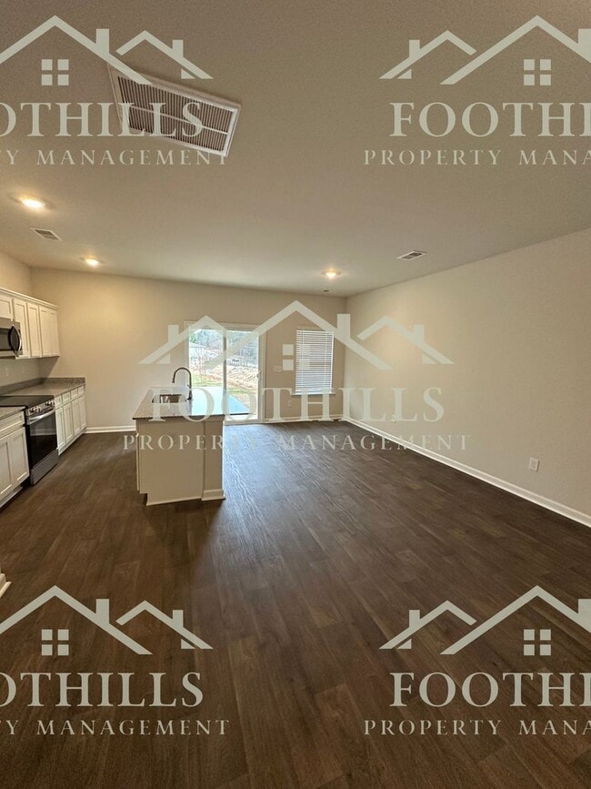 Building Photo - 104 Lowland Dr