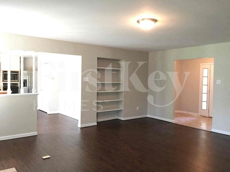 Building Photo - 5 Les Cherbourg Ct
