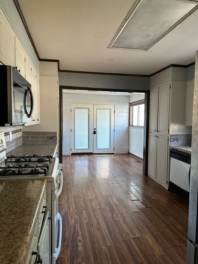 Building Photo - $1,355.00 Move-in-special