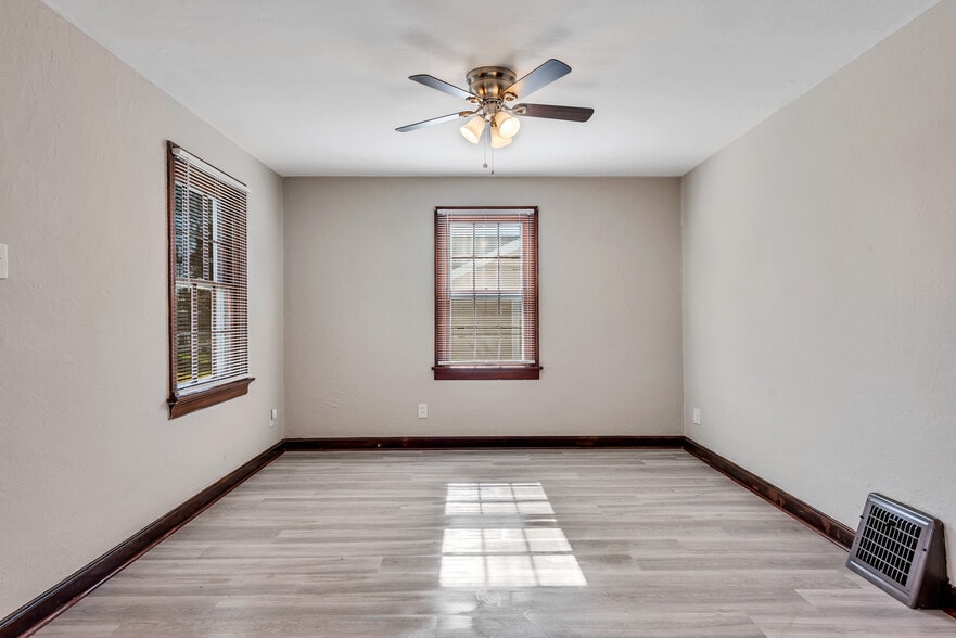 Building Photo - 7120 Roslyn Dr