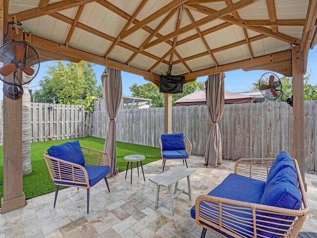 Building Photo - 2750 NE 10th Ave