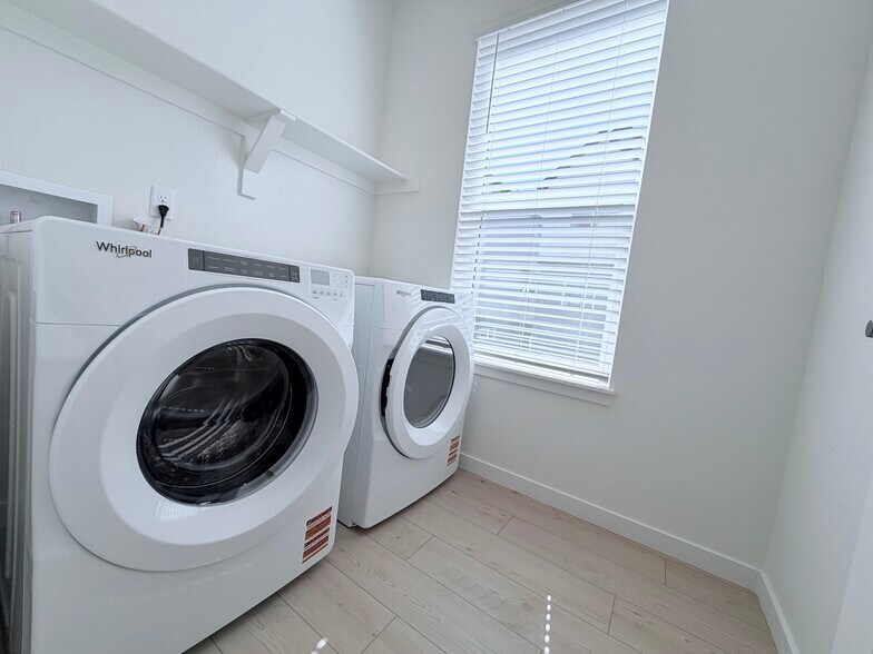 Building Photo - 4022 Ascend Grv