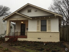 Building Photo - 2 bed, 2 bath with Hardwood and Fresh pain...