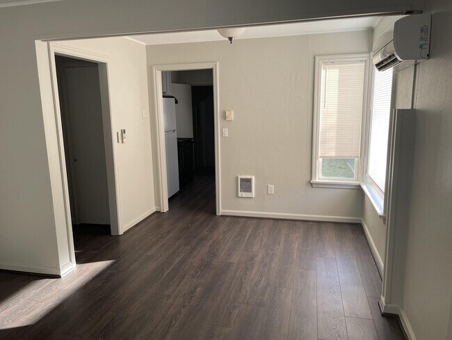 Building Photo - 1040 Spruce St NE