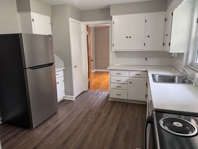 Building Photo - 3 Bedroom 1.5 bathroom Single Family Home, Upper Arlington Schools