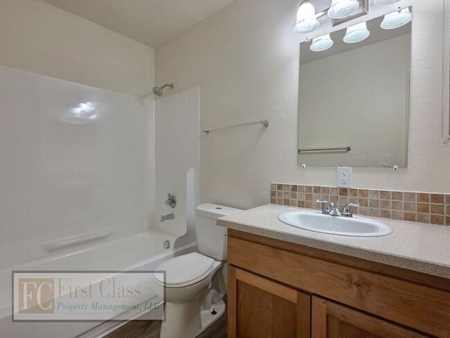 Building Photo - 17140 SW Heritage Ct