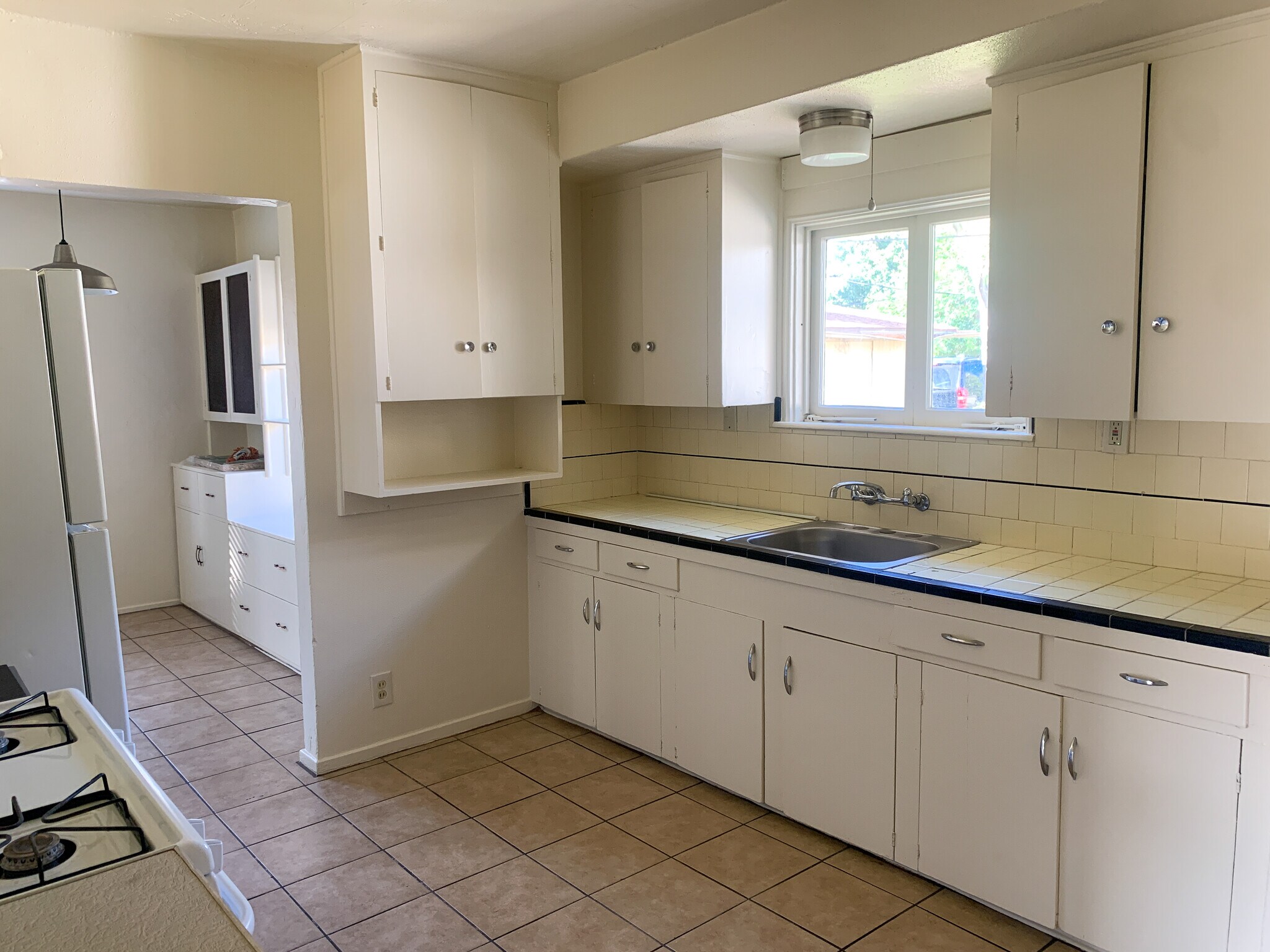 Building Photo - 832 S Maple Ave