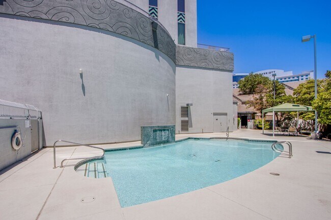 Building Photo - Absolutely stunning high rise loft at Metr...