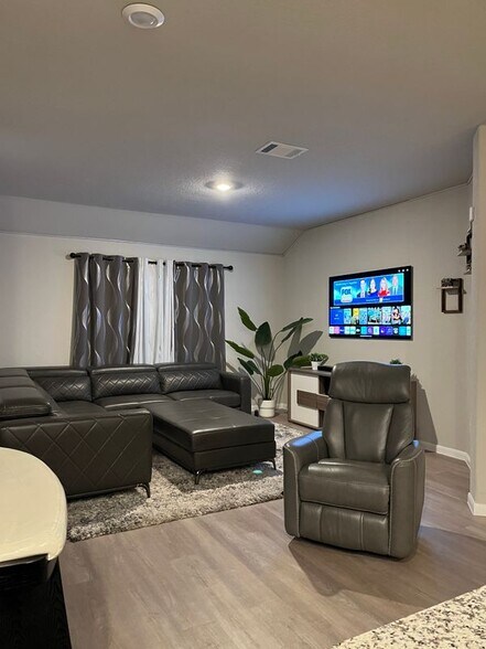 Building Photo - 5726 Cicada Cir
