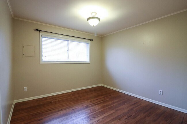 Building Photo - Darling 3 Bedroom With Hardwood Floors!