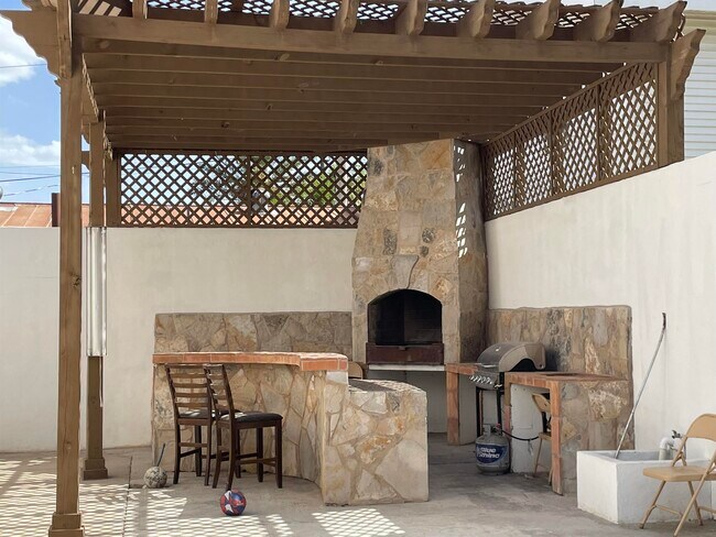 Building Photo - 2704 San Agustin Ave