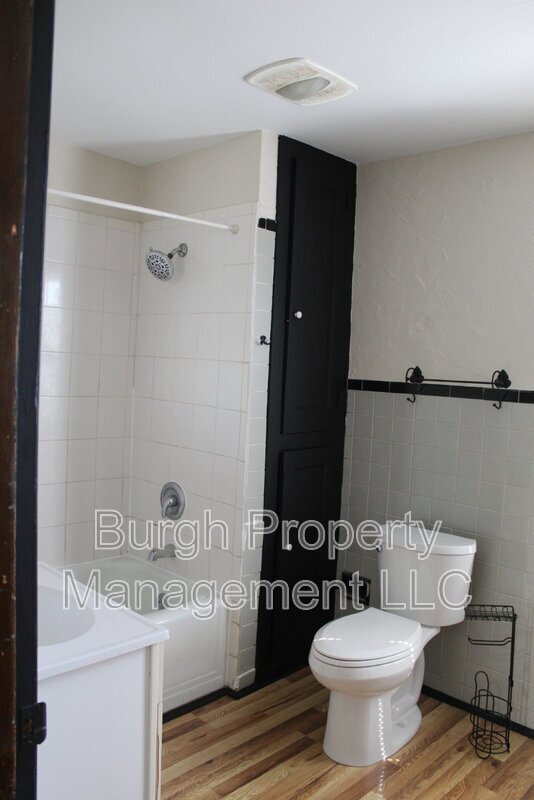 Building Photo - 213 6th Ave