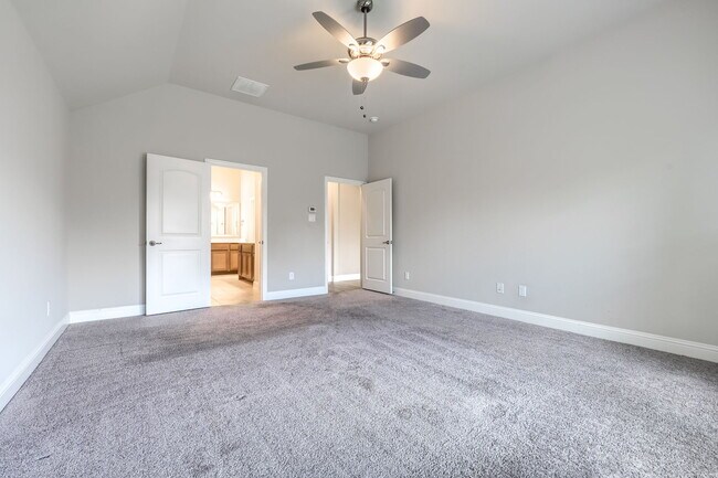 Building Photo - 580 Bradley Dr