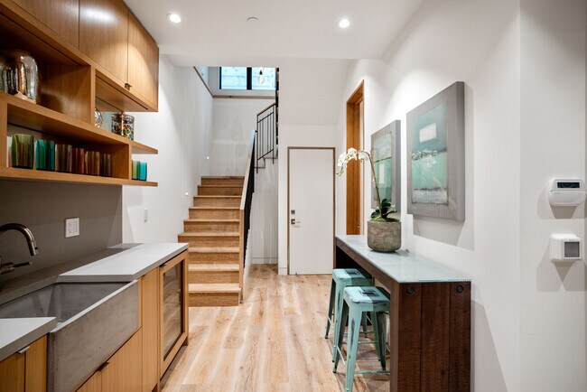 Building Photo - 124 15th Pl