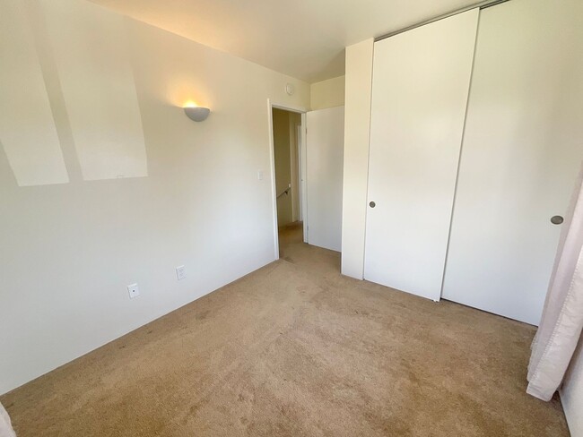 Building Photo - 3 Bedroom 2 Bath, 2 Parking, Convenient Lo...