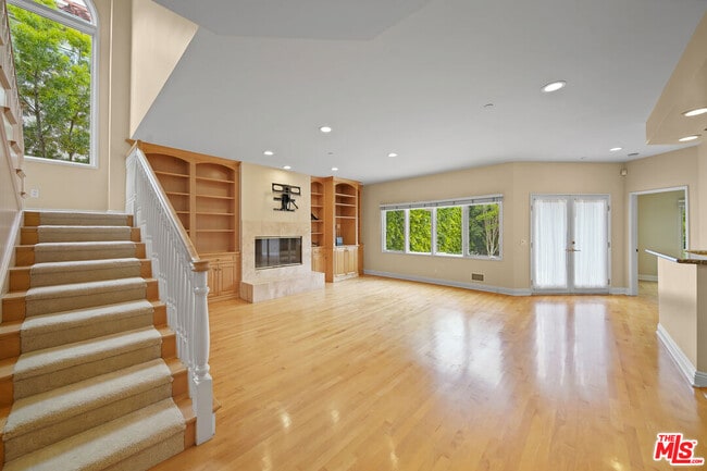 Building Photo - 248 S Swall Dr