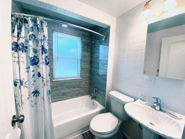 Building Photo - 3 Bed - 1 Bath Cape Cod for Rent in Garfie...