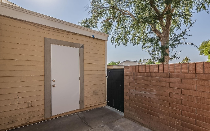 Building Photo - 625 S Westwood