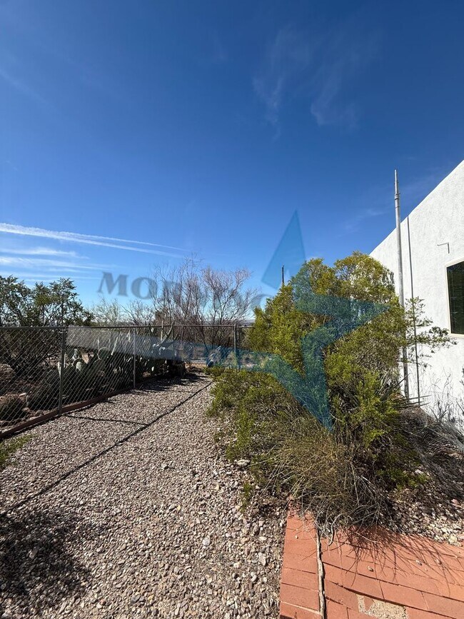 Building Photo - Hurry Leasing Special!! 3-Bedroom Home