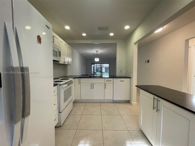 Building Photo - 449 Lakeview Dr