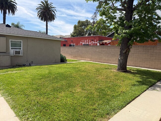 Building Photo - 339 E 19th St