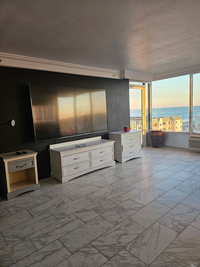 Building Photo - 1 BEDROOM 1 BATH CONDO