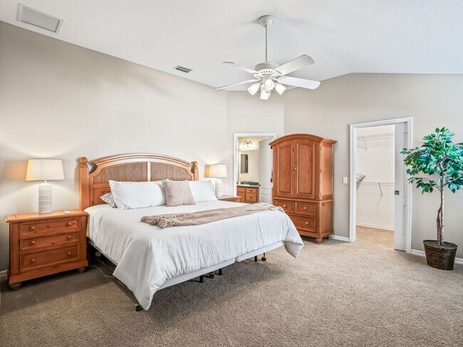 Building Photo - 3 bedroom 2 bath designer home