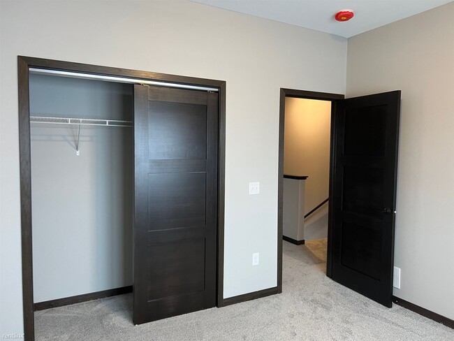 Building Photo - 3 br, 2.5 bath Townhome - Benson Courtyard...