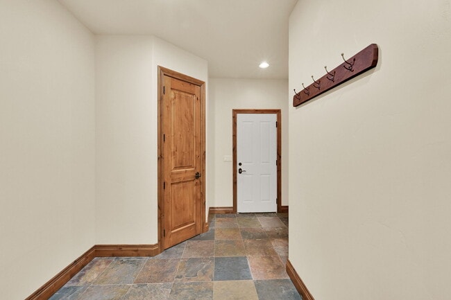 Building Photo - 3573 N Elkview Dr