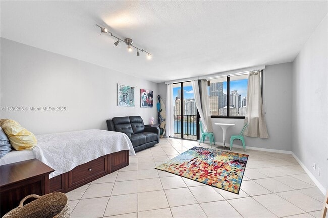Building Photo - 520 Brickell Key Dr