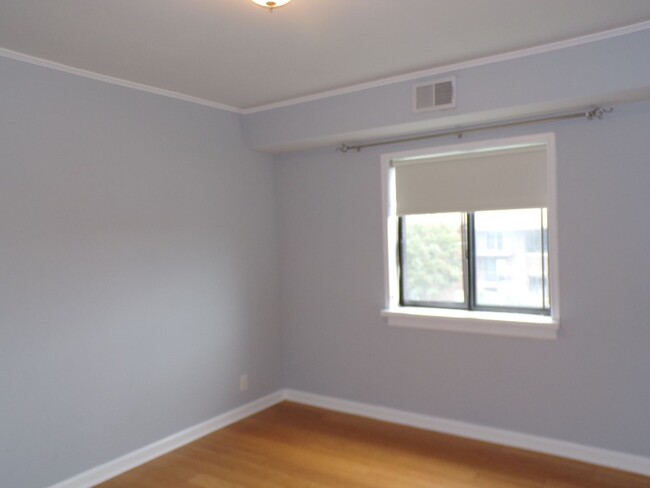 Building Photo - Top Floor Condo in Alexandria- Van Dorn Area