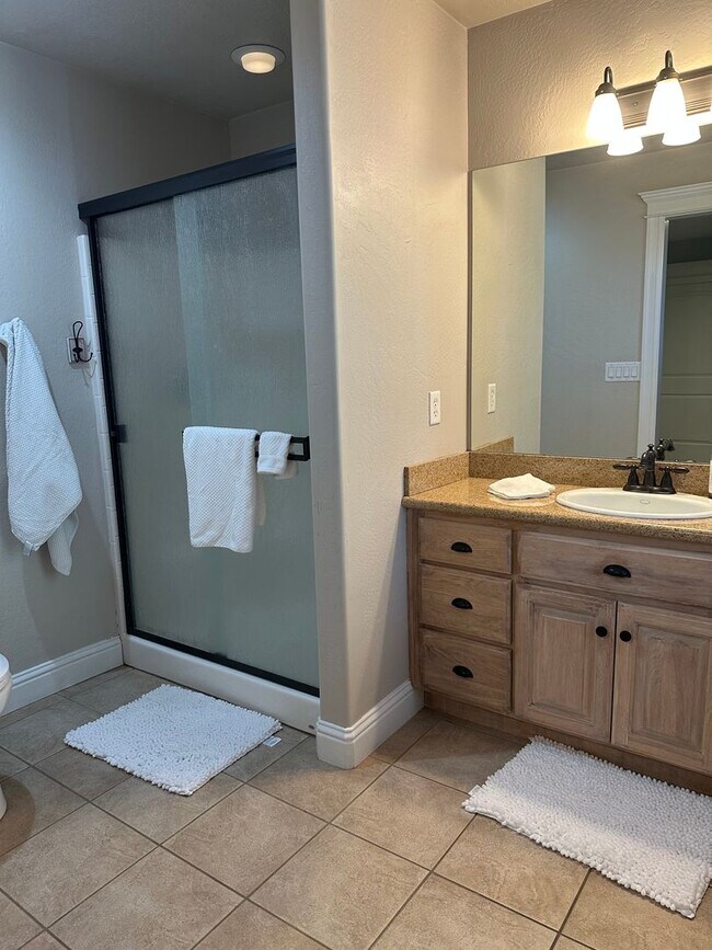 Building Photo - Amazing Price! Amazing Location!