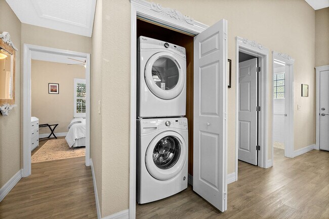 Building Photo - 104 Cedar St