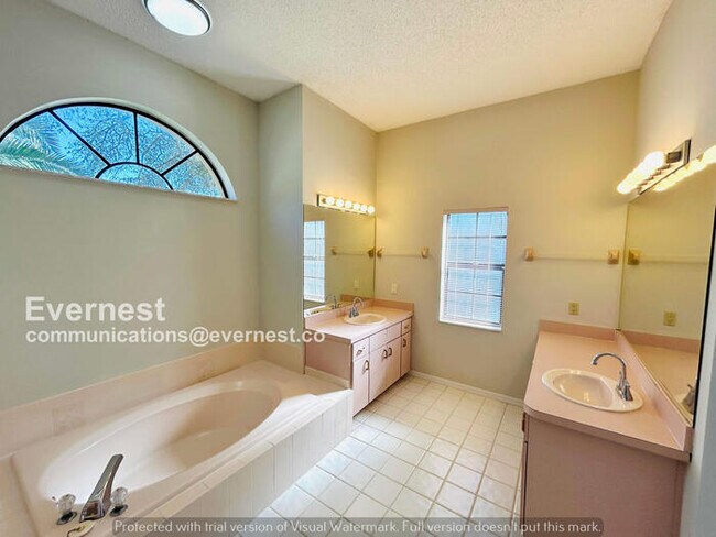 Building Photo - 6 Bed/4 Bath Home with Garage / Pet-Friendly / Available Now!