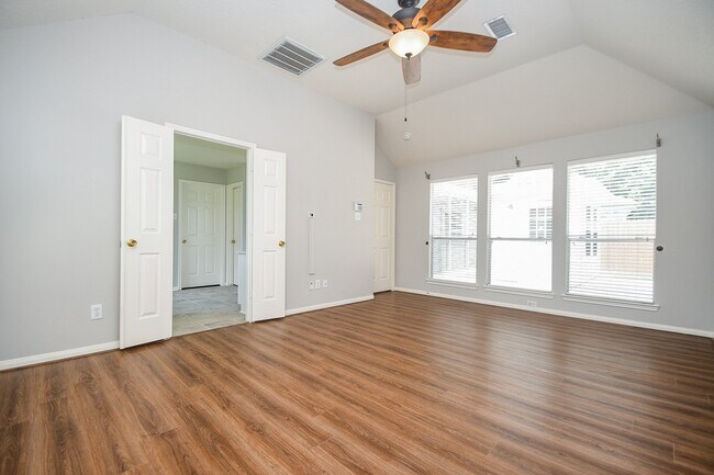 Building Photo - 707 New Pines Dr