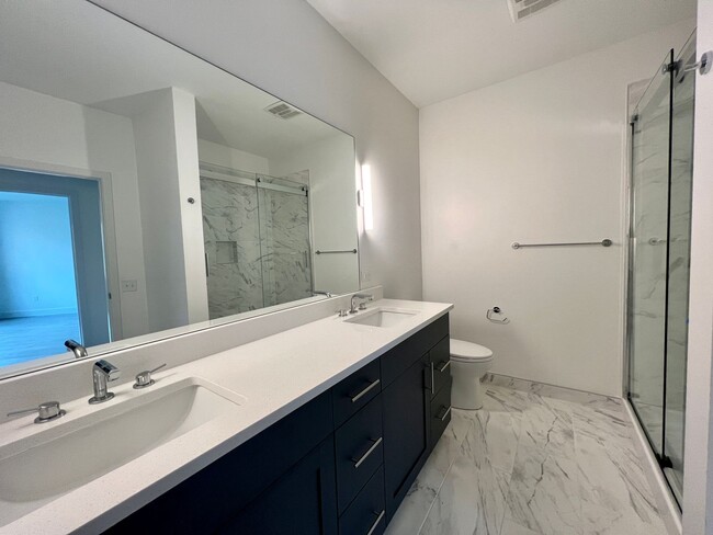 Building Photo - Modern Apartment in Great Asheville Location!