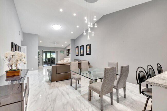 Building Photo - 10927 Dolphin Palm Ct