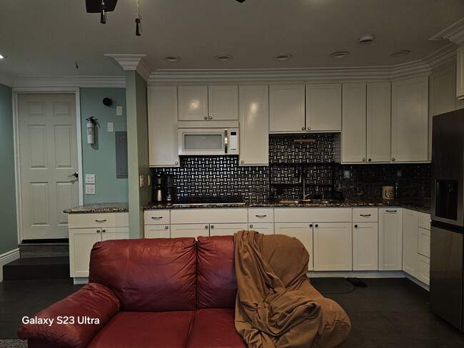 Building Photo - 3800 Hillsdale Dr