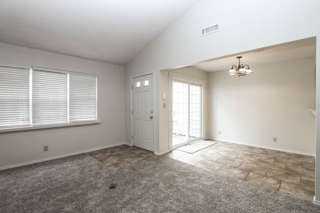 Building Photo - Lovely South Tulsa location close to shopping and restaurants