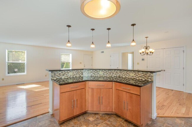 Building Photo - 927 E Lisburn Rd