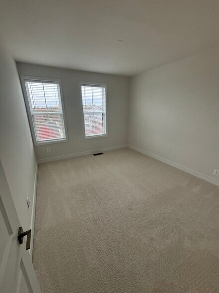 Building Photo - 43396 Farringdon Sq