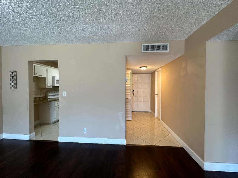 Building Photo - 5961 N Falls Cir Dr