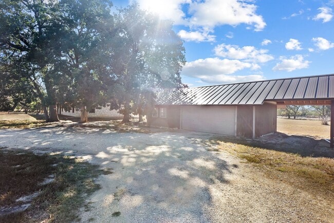 Building Photo - Hill Country Retreat