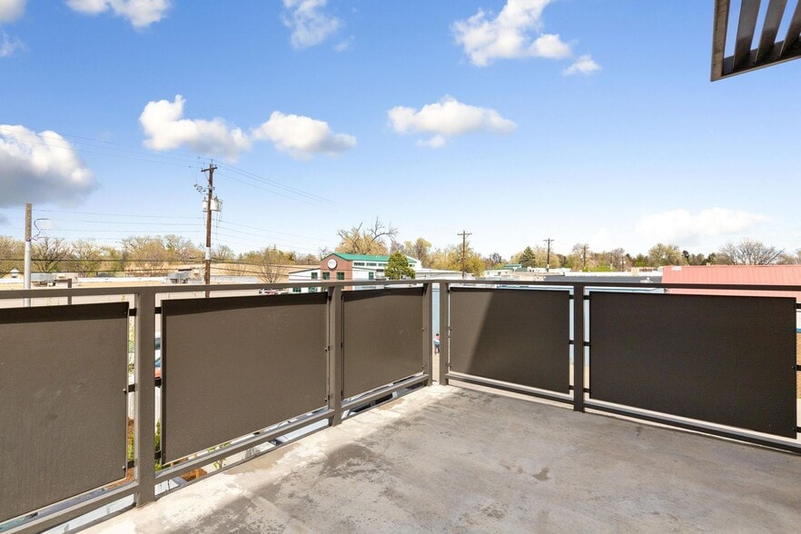 Building Photo - 903 Main St