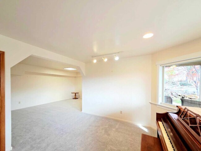 Building Photo - Gorgeous 4 Bed, 3 Bath Home w/ STUNNING RI...