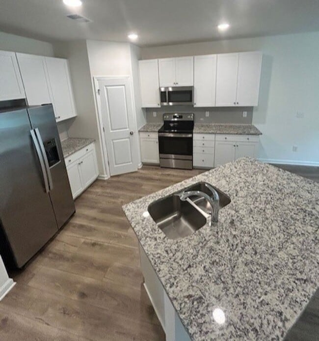 Building Photo - 1st Full Months Rent FREE!