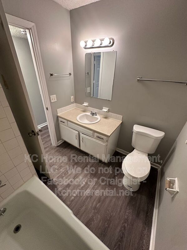 Building Photo - 9223 E 54th St