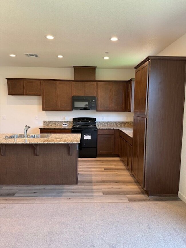 Building Photo - Stylish New-Construction Rental Near UC Me...