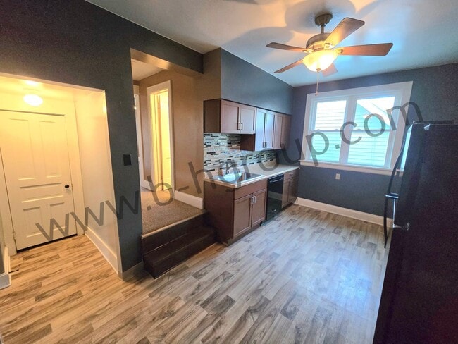 Building Photo - 405 61st St